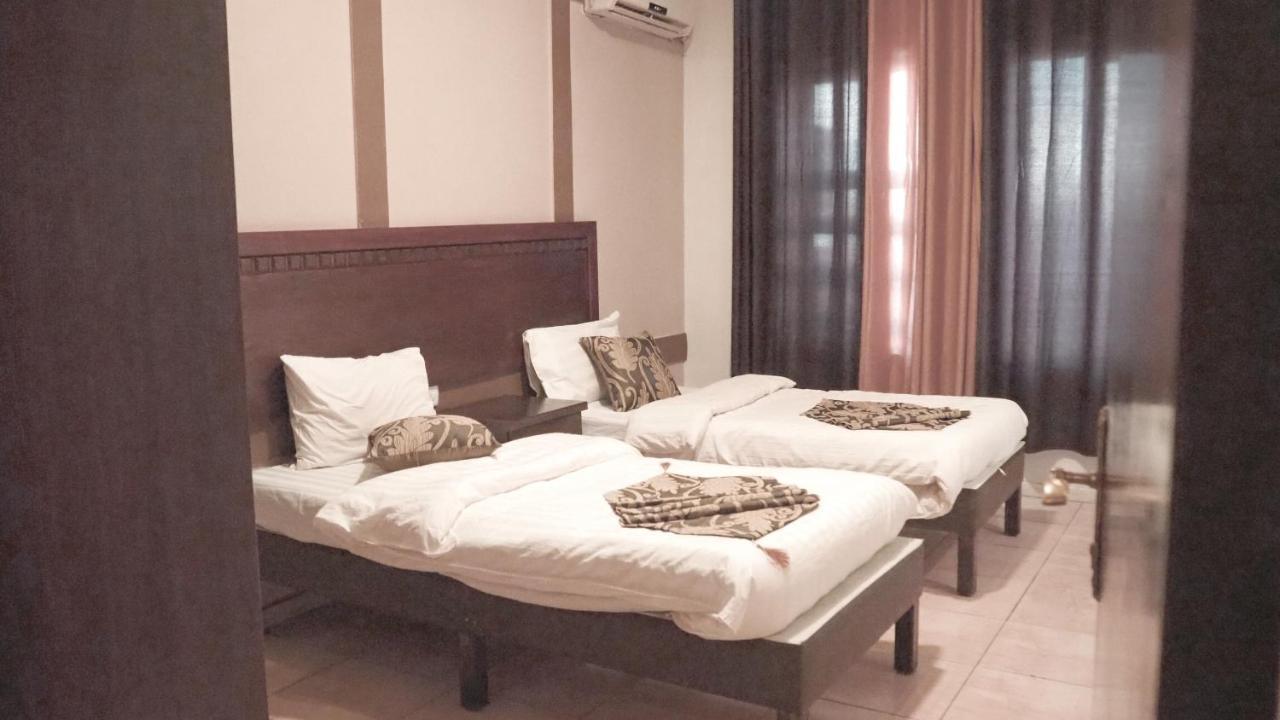 Al Fawanes Hotel Apartments Amman Exterior photo