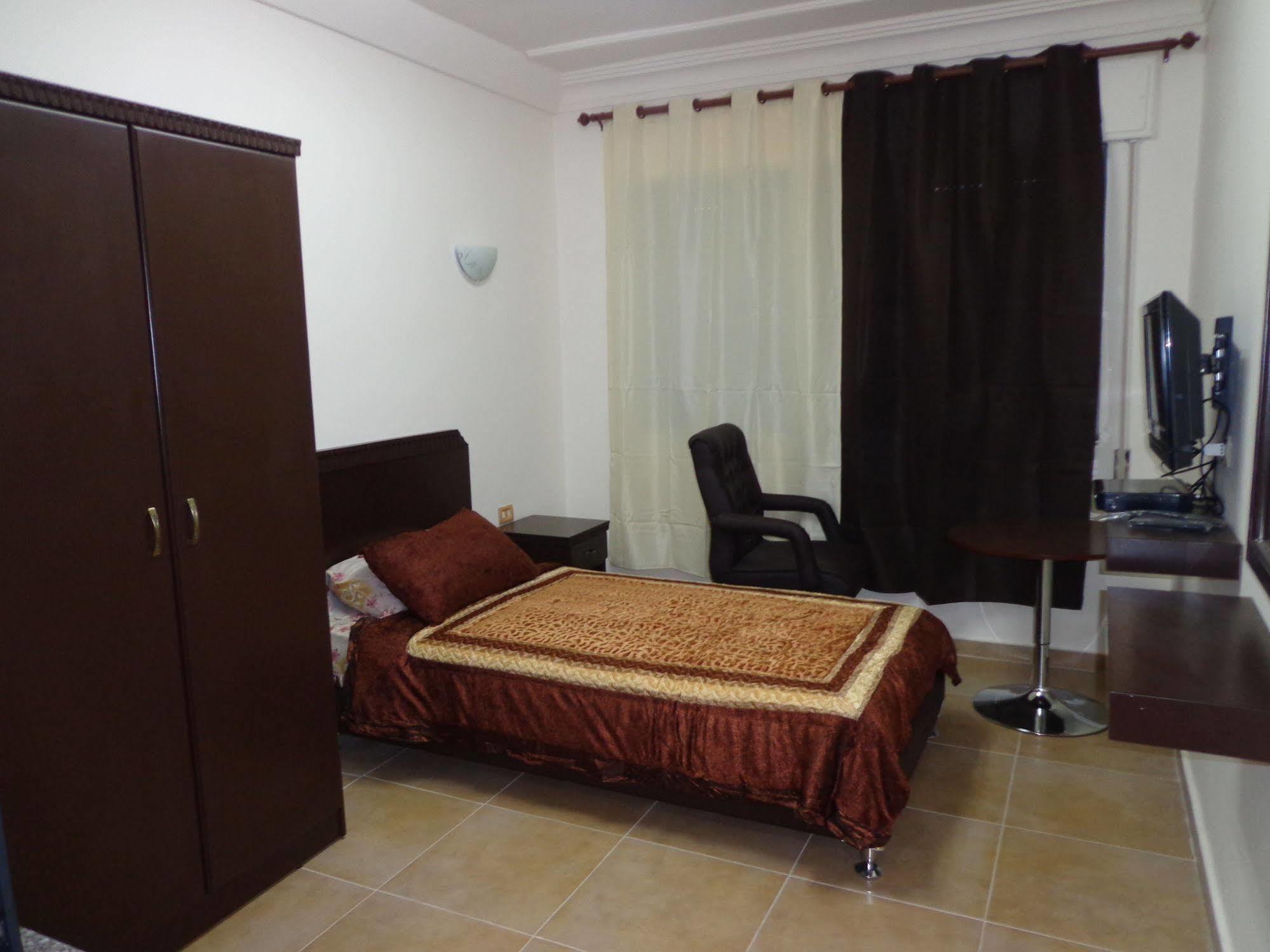 Al Fawanes Hotel Apartments Amman Exterior photo